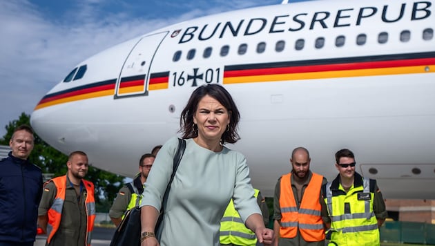 Annalena Baerbock keeps making headlines. Is the German Foreign Minister pushing herself too far into the limelight? (Bild: APA/dpa/Michael Kappeler)