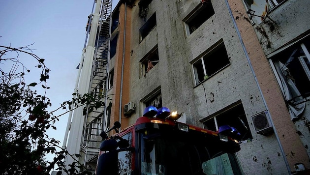 Ein von einer russischen Rakete getroffenes Wohnhaus in der westukrainischen Stadt Lwiw. (Bild: APA/AFP/UKRAINIAN EMERGENCY SERVICE/Handout)