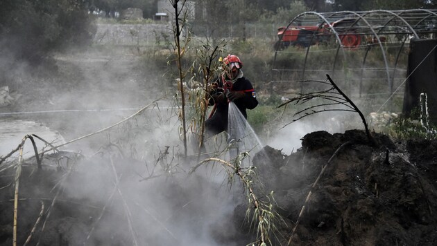 In Südfrankreich kämpft die Feuerwehr gegen einen Großbrand. Rund 3000 Campingurlauber wurden vorsorglich evakuiert. (Bild: APA/AFP/RAYMOND ROIG)