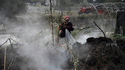 In Südfrankreich kämpft die Feuerwehr gegen einen Großbrand. Rund 3000 Campingurlauber wurden vorsorglich evakuiert. (Bild: APA/AFP/RAYMOND ROIG)