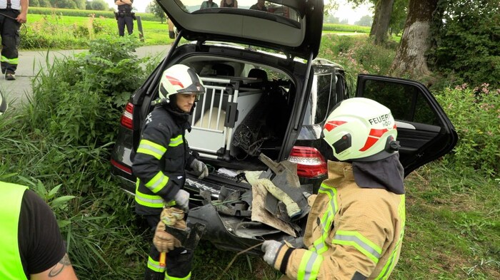 Die Feuerwehr musste das Wrack wieder auf die Räder stellen.