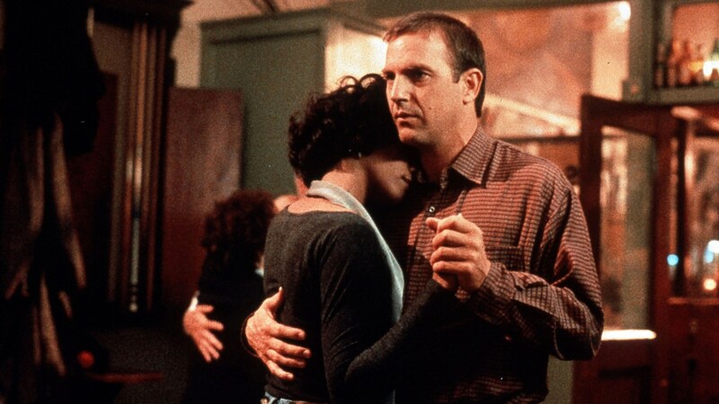 Whitney Houston és Kevin Costner a "Testőrség" című filmben. (Bild: WARNER BROS / Mary Evans / picturedesk.com)