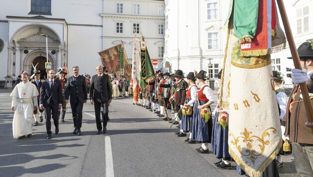 Landesüblicher Empfang am Hohen Frauentag: Abt Leopold Baumberger, Staatssekretär Florian Tursky, Südtirols LH Arno Kompatscher und LH Anton Mattle (von links). (Bild: Land Tirol)