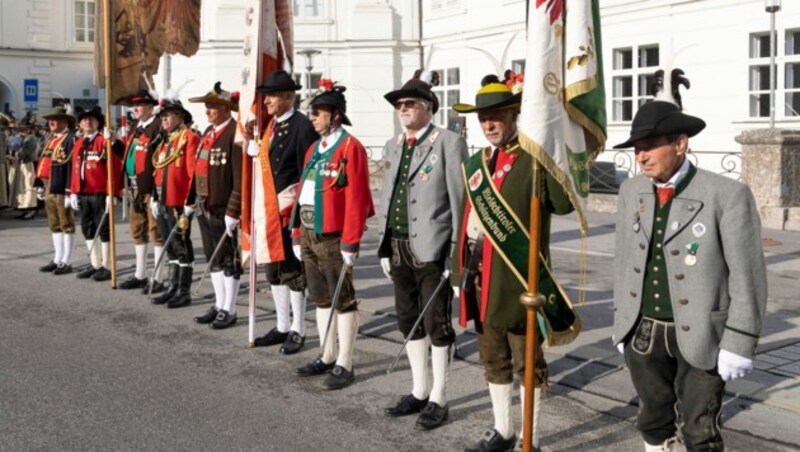 Landesüblicher Empfang mit der Schützenkompanie Breitenbach am Inn, der Bundesmusikkapelle Breitenbach am Inn sowie Abordnungen der Traditionsverbände. (Bild: Land Tirol)