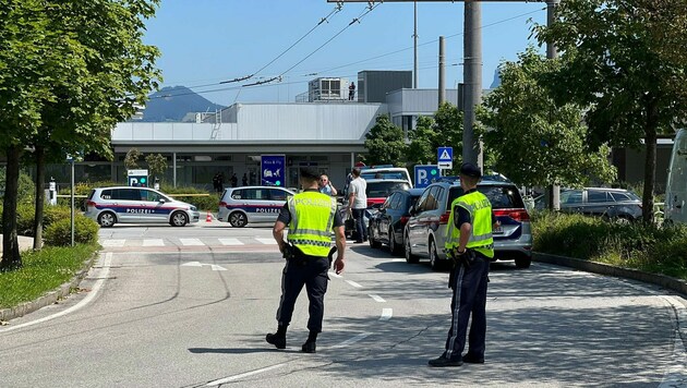 Etliche Polizisten standen am Dienstagnachmittag beim Airport im Einsatz (Bild: Markus Tschepp)
