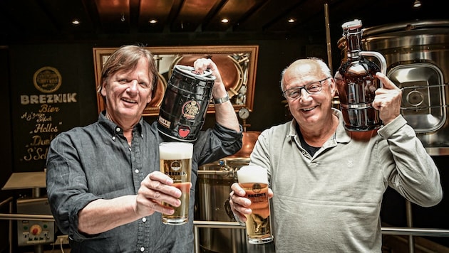 Das originale Bleiburger Bier von Stefan Breznik (li) und Braumeister Gerhard Primožic-Breznik (re) wird heuer zum neuen „Wiesenmarkt-Traditionsgetränk“. (Bild: EVELYN HRONEK)