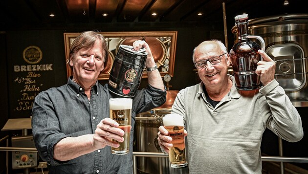 Das originale Bleiburger Bier von Stefan Breznik (li) und Braumeister Gerhard Primožic-Breznik (re) wird heuer zum neuen „Wiesenmarkt-Traditionsgetränk“. (Bild: EVELYN HRONEK)