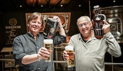 Das originale Bleiburger Bier von Stefan Breznik (li) und Braumeister Gerhard Primožic-Breznik (re) wird heuer zum neuen „Wiesenmarkt-Traditionsgetränk“. (Bild: EVELYN HRONEK)