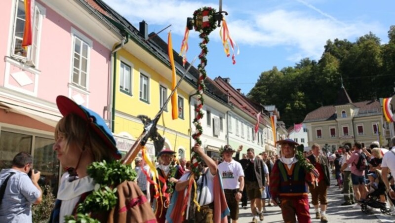 Seit 1994 wird die Freyung mit Bleiburger und Kärntner Wappen am Freyungsbrunnen von Kiki Kogelnik aufgestellt. (Bild: Hronek Eveline)