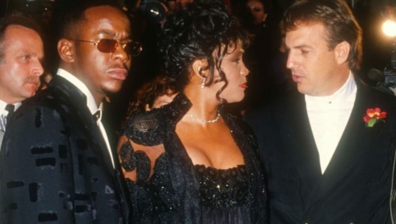 Kevin Costner und Whitney Houston, hier mit Ehemann Bobby Brown, verband eine innige Freundschaft. (Bild: Everett Collection / picturedesk.com)