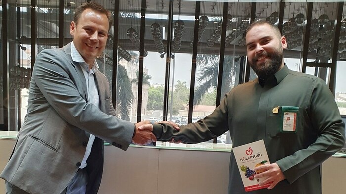Guter Deal: Höllinger-Manager Axel Fila mit Qusai J. Enani vom arabischen Panda-Konzern.