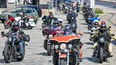 Rund 300 Harleys machten gestern am Linzer Hauptplatz Halt auf ihrer Charity-Tour durch ganz Österreich. (Bild: © Harald Dostal / 2023)