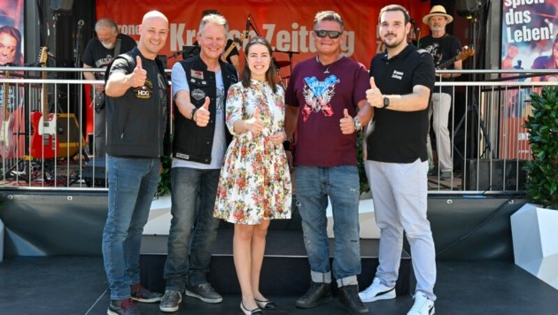 Vizebürgermeister Martin Hajart, Hans Frisch (Upper Austria Chapter), Lisa Sigl (Tourismusverband Linz), Didi Baier (Präsident Harley-Charity-Tour), Roman Lang (Mediaprint Vertriebsmarketing, v. li). (Bild: © Harald Dostal / 2023)