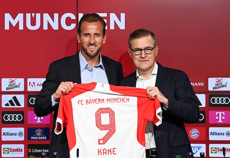 Harry Kane (li.) und Bayern-CEO Jan-Christian Dreesen (Bild: APA/AFP/Christof STACHE)