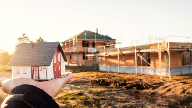Nicht selten passiert es, dass während dem Bau die Mittel ausgehen und der Traum von den eigenen vier Wänden zum Albtraum wird. (Bild: stock.adobe.com)