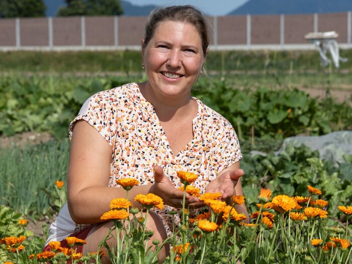 Rosina Feldinger bertreibt das Biofeld, das sie in Wals in Parzellen verpachtet