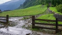 Mehrere Murenabgänge in Tirol und Oberösterreich sorgten für stundenlange Großeinsätze. (Bild: zeitungsfoto.at/Liebl Daniel)