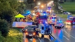 Etliche Einsatzfahrzeuge erreichten den Unfallort auf der B156 bei Bergheim (Bild: Markus Tschepp)