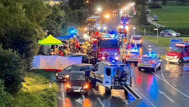 Etliche Einsatzfahrzeuge erreichten den Unfallort auf der B156 bei Bergheim (Bild: Markus Tschepp)