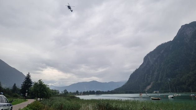 Auch mit Hubschrauber wurde nach der Person im See gesucht. (Bild: zoom.tirol)