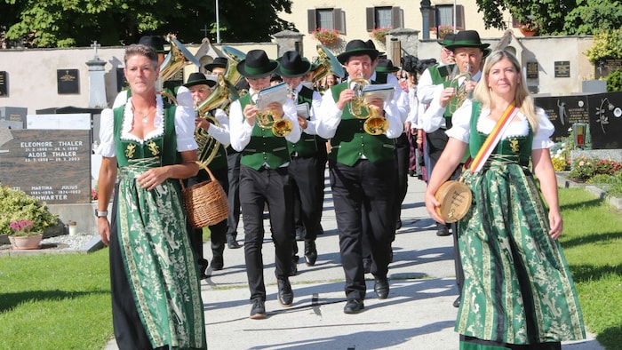 Unzählige Trachtengruppen präsentierten ihre Kleidung beim Einzug in den Dom.