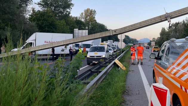 Der Überkopfwegweiser fiel auf die Fahrbahn. (Bild: Maurice Shourot)