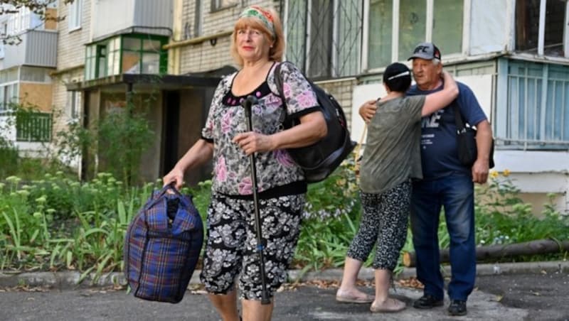 Die Einwohner des Dorfs Kruglyakivka in der Nähe von Kupjansk werden evakuiert. (Bild: APA/AFP/SERGEY BOBOK)