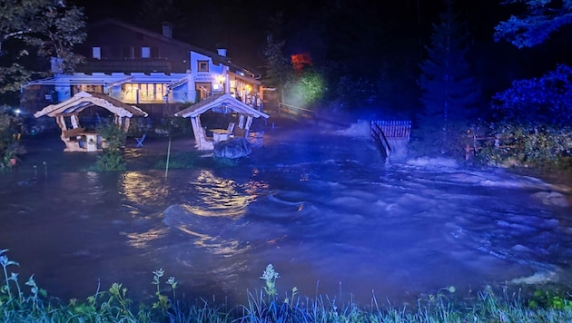 Die Feuerwehr St. Martin pumpte den etwa einen Meter tief unter Wasser stehenden Keller aus. (Bild: FF St. Martin bei Lofer)