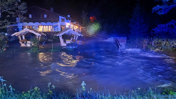 Die Feuerwehr St. Martin pumpte einen etwa einen Meter tief unter Wasser stehenden Keller aus.