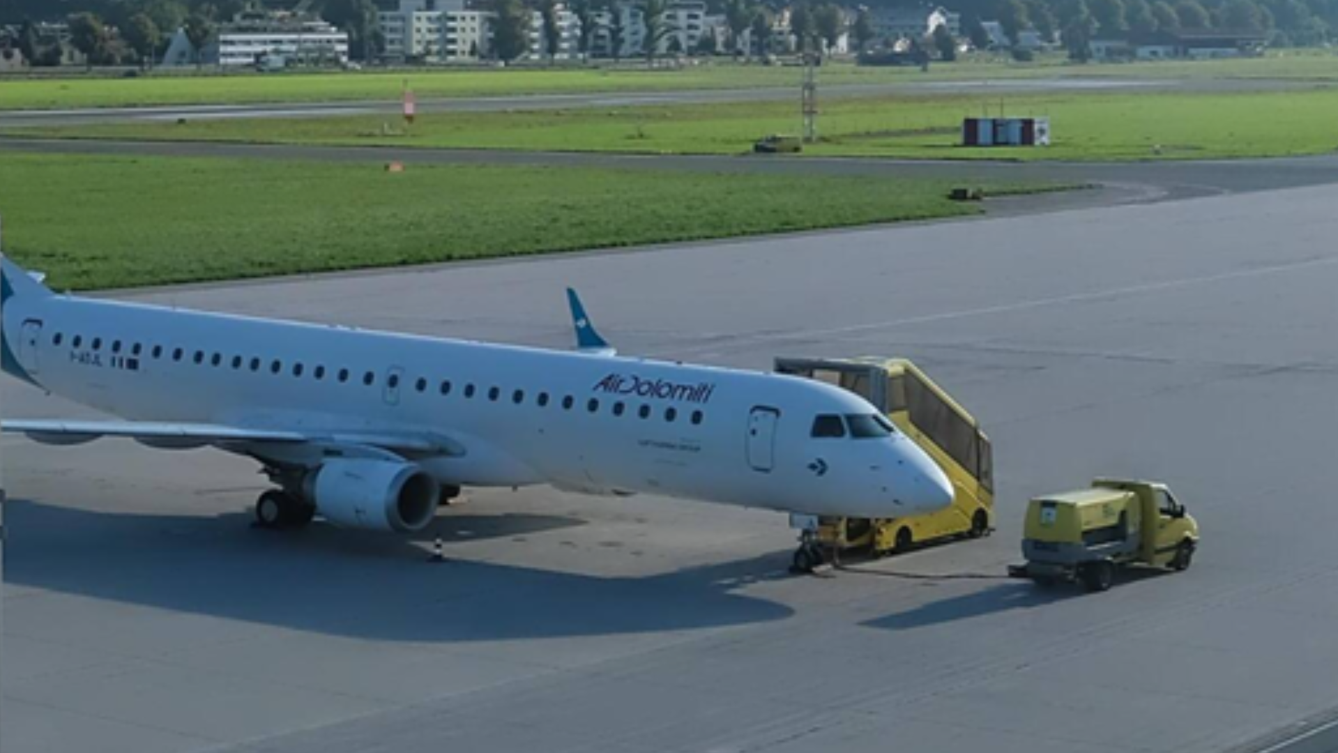 Am Flughafen Innsbruck wird die Maschine von Air Dolomiti nun von Technikern unter die Lupe genommen. (Bild: Flughafen Innsbruck)