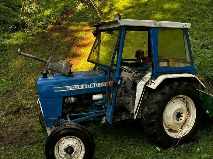 Der Traktor wurde massiv beschädigt.