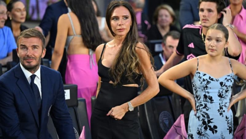 Wenn ihre Tochter Harper in Gefahr ist, versteht Victoria Beckham keinen Spaß. (Bild: APA/AFP/CHANDAN KHANNA)