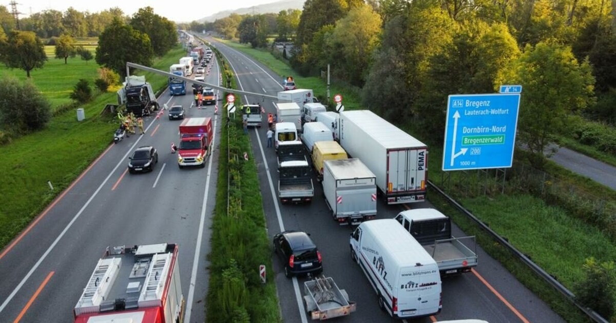 Kilometerlanger Stau - Lkw Rammt Überkopfwegweiser – Chaos Auf Autobahn ...