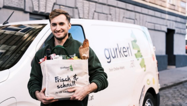 Gurkerl Bote bei der Lieferung an zufriedene Kunden. (Bild: gurkerl.at)