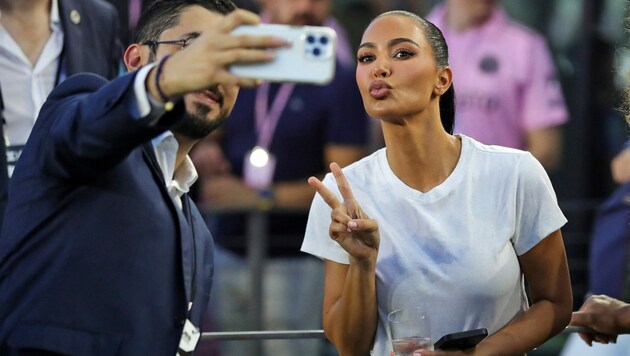 Kim Kardashian posiert nicht nur gerne für Selfies mit ihren Fans, sondern setzt ihre Kurven noch viel lieber im Bikini in Szene. (Bild: APA/Getty Images via AFP/GETTY IMAGES/Megan Briggs)