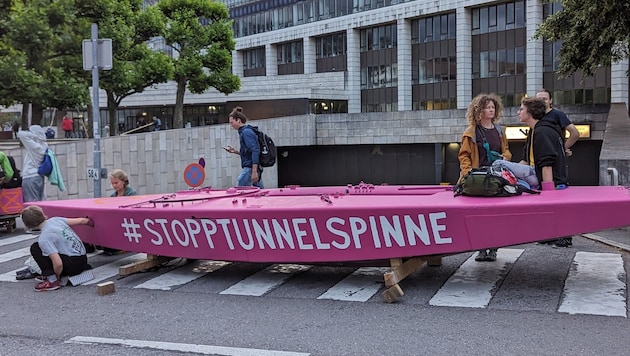 Im Juli 2023 hatte die Aktivisten die Zufahrt zur Landhaus-Garage versperrt. (Bild: Extinction Rebellion Vorarlberg )