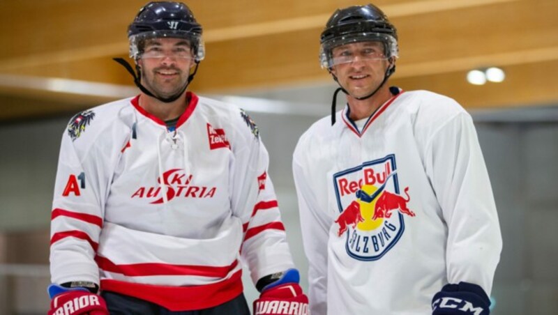 Mayer (re.) mit Kriechmayr beim Eishockey-Trainingsspiel (Bild: GEPA pictures)