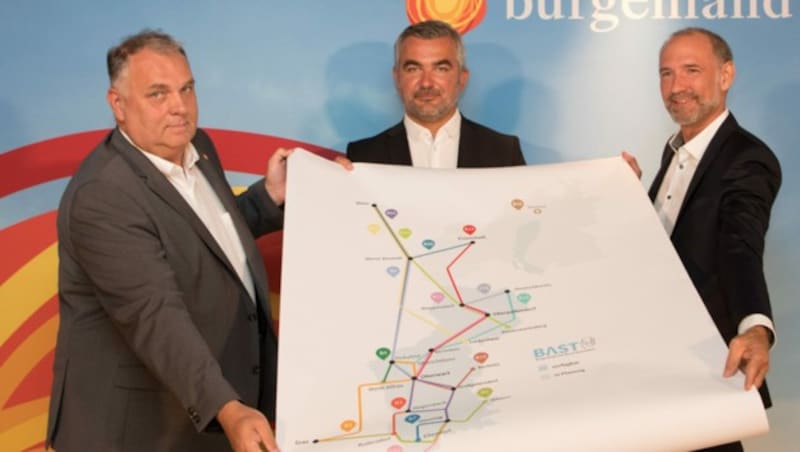 Werderits, Dorner und Zinggl präsentierten die neuen Buslinien. (Bild: LMS)