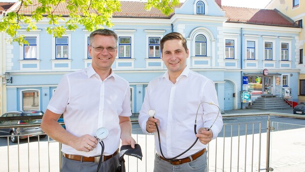 Bürgermeister Christian Laister und Gemeindeparteiobmann sowie Nationalrat Lukas Brandweiner (beide ÖVP) freuen sich auf ein attraktives und belebtes Gesundheitszentrum im Stadtkern. (Bild: Klaus Schindler)