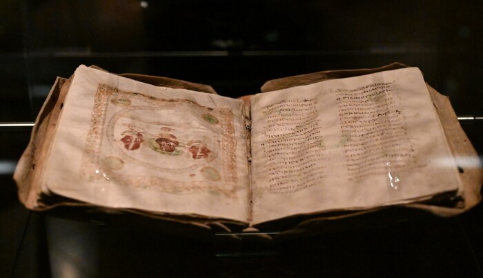 Auch das älteste Buch Europas, der Ambrosiuskodex aus dem 5. Jahrhundert, ist im historischen ...