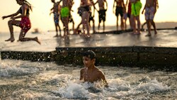 Am erträglichsten sind solche Rekordtemperaturen noch am Strand oder in klimatisierten Innenräumen. (Bild: AFP)