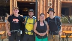 Johannes Kronegger (2. v. l.) und Gabriel Moser (r.) legten auf der Drei-Ländereck-Hütte eine kurze Pause ein. (Bild: ZVG)