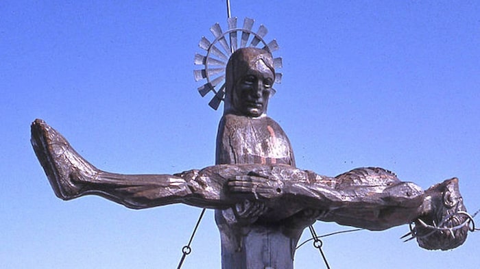 Das alte Gipfelkreuz aus Holz zeigt, wie ein neues, 2020 aufgestelltes, Jesus in den Armen der ...