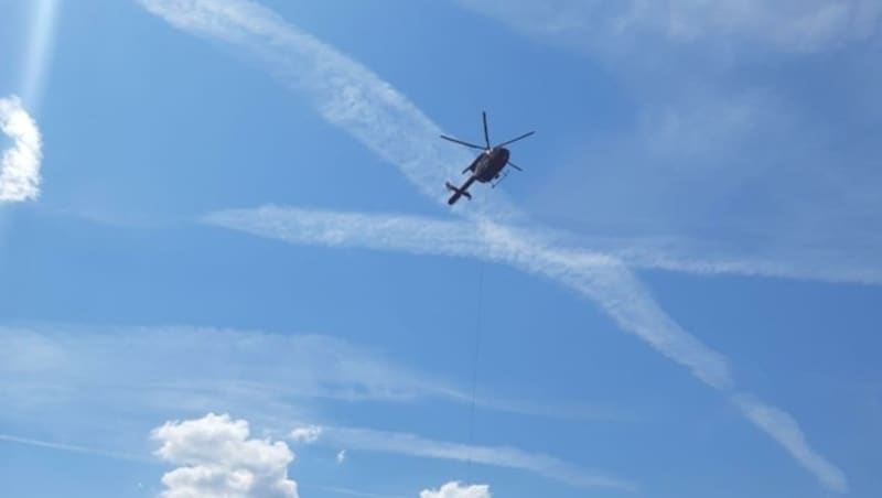 Der Rettungshubschrauber dreht ab. Erst der Polizeihubschrauber konnte am Mittwoch den Leichnam bergen. (Bild: Bergrettung Saalfelden)