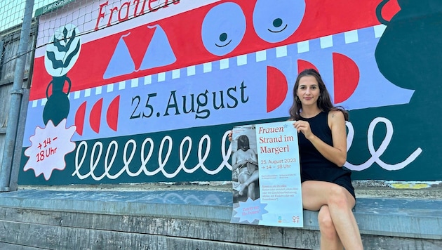 Anna Majcan mit einem Plakat für den „Frauen*Strand“ (Bild: Privat)