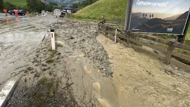 Im Ortsteil Bucheben ist die Mure abgegangen. In der Folge musste die Straße gesperrt und gesäubert werden (Bild: APA/FEUERWEHR MITTERSILL)