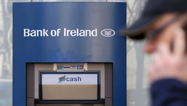 Die Bank of Ireland hat sich am Mittwoch für eine technische Panne entschuldigt, die es zahlreichen Kunden ermöglichte, mehr Geld abzuheben als es der Kontostand erlaubte - dies war allerdings vielen Betroffenen sehr willkommen. (Bild: AFP)