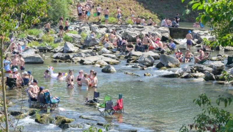 Bereits am Mittwoch zog es viele Besucher bei hitzigen Temperaturen in die Traisen. (Bild: Molnar Attila)