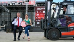 Landeshauptmann Thomas Stelzer mit „OÖ-Krone“-Chefredakteurin Alexandra Halouska vor der Sparkasse OÖ-Hauptbühne, vor der Staplerfahrer Wolfgang für das Foto kurz eine Pause machte. (Bild: Markus Wenzel)