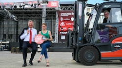 Landeshauptmann Thomas Stelzer mit „OÖ-Krone“-Chefredakteurin Alexandra Halouska vor der Sparkasse OÖ-Hauptbühne, vor der Staplerfahrer Wolfgang für das Foto kurz eine Pause machte. (Bild: Markus Wenzel)